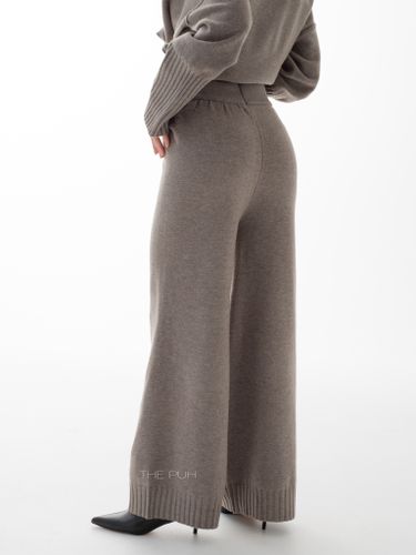 Серый трикотажный костюм с широкими резинками