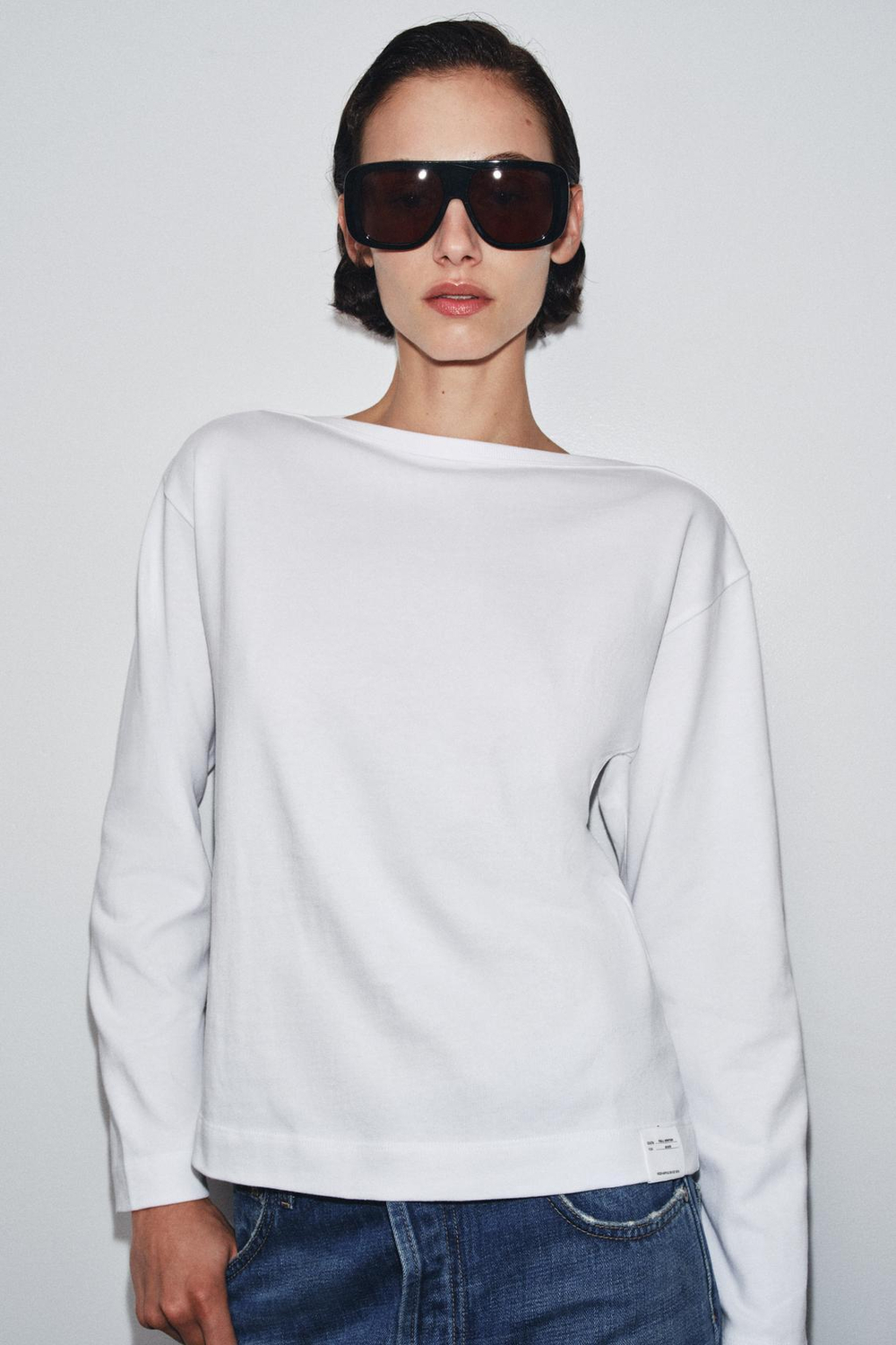 ZARA ФУТБОЛКА С ВЫРЕЗОМ ЛОДОЧКОЙ И ЭТИКЕТКОЙ, БЕЛЫЙ