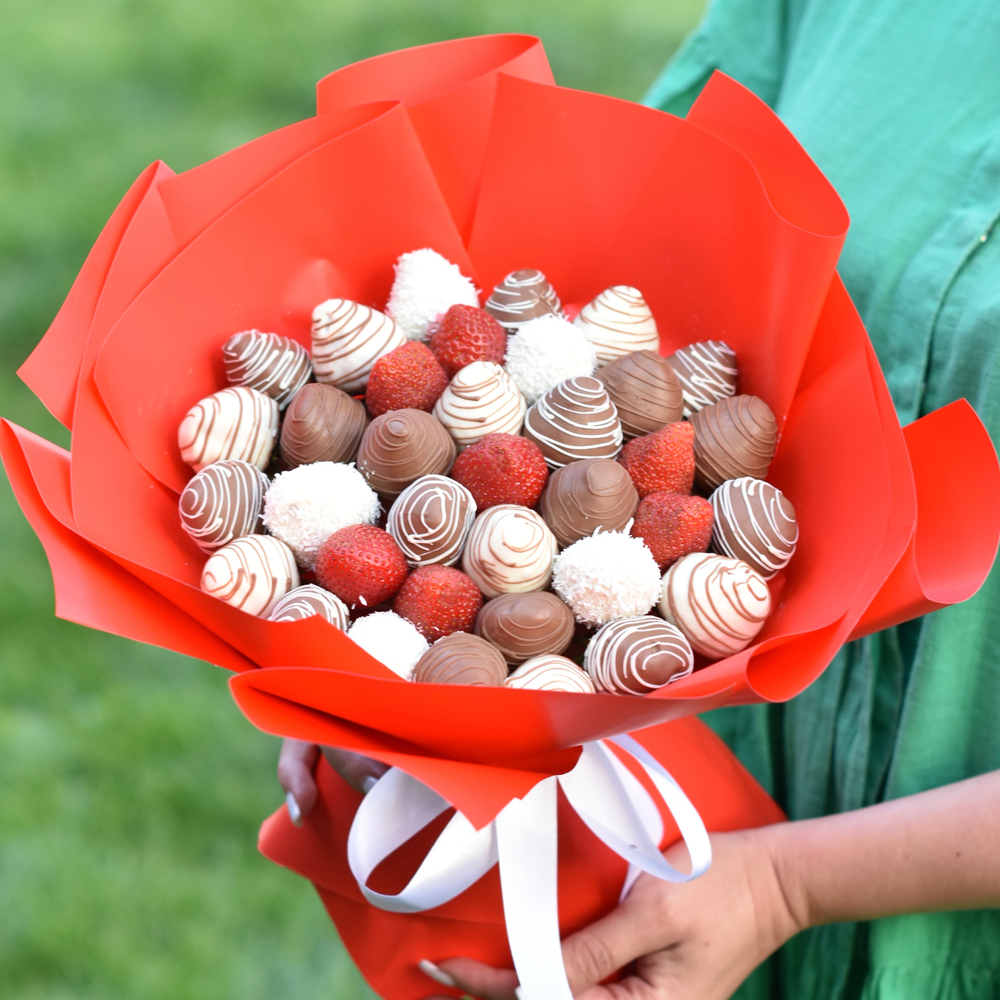 Букет «Red heart» из клубники в молочном  и белом  шоколаде
