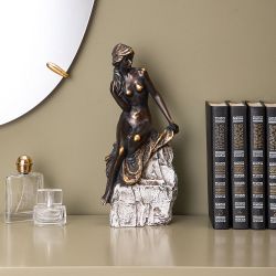 Девушка на скале Бронза