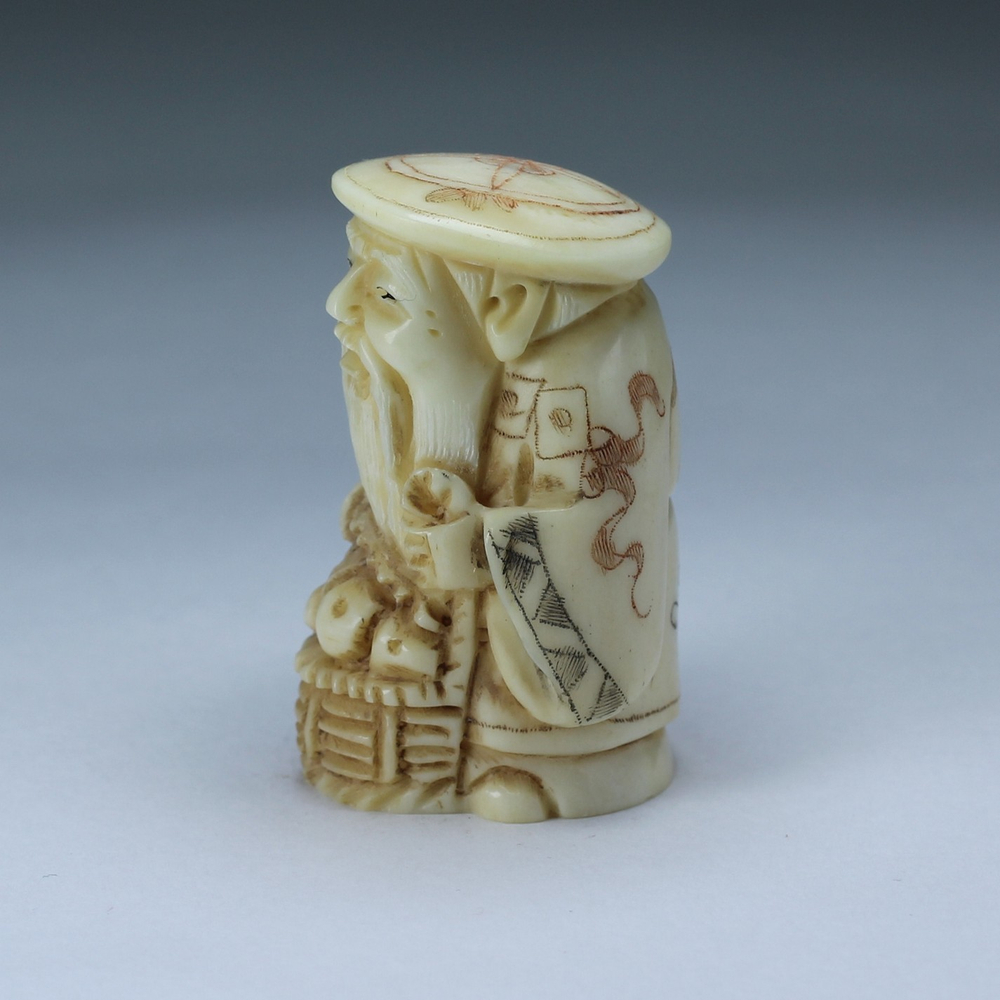 Нэцкэ Дзюродзин в круглой шапке с корзиной