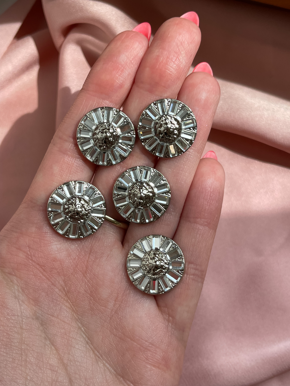 Пуговицы Бмн. серебристые с зеркальными деталями