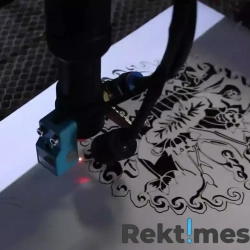 Пластик для лазерной гравировки (Золото глянцевое на чёрном) 300x600мм, толщина 1.3 мм