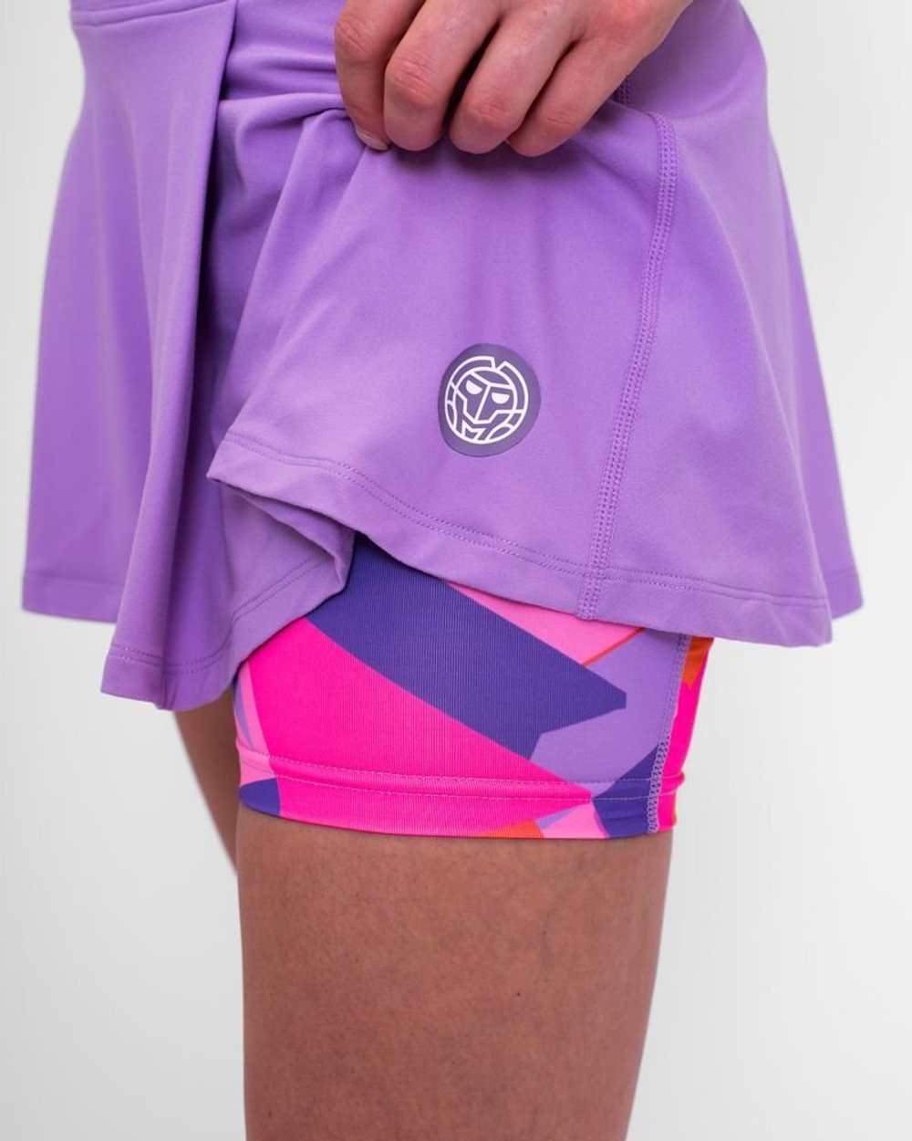 ОДЕЖДА ДЛЯ ТЕННИСА Женская, Юбка BIDI BADU SPIKE PRINTED WAVY SKORT .