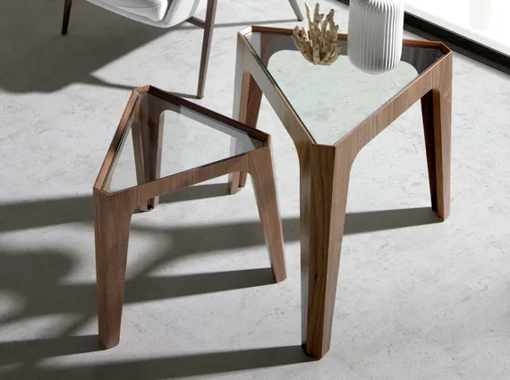 Угловой стол 2106/AC2102CT-055 треугольный из закаленного стекла и орехового дерева