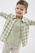 рубашка с футболкой и брюками