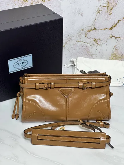 Маленькая кожаная сумка Prada через плечо, коричневый
