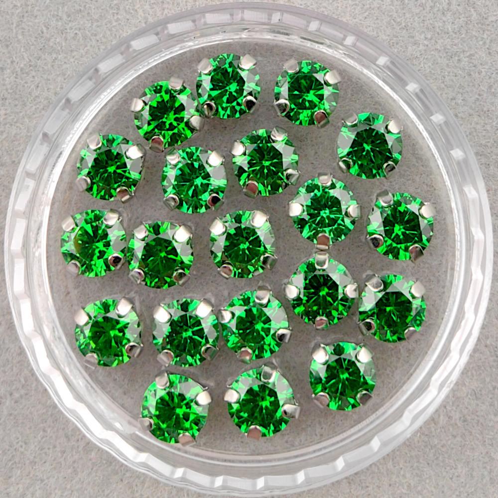 Фианиты шатоны в оправах, зеленый/платина