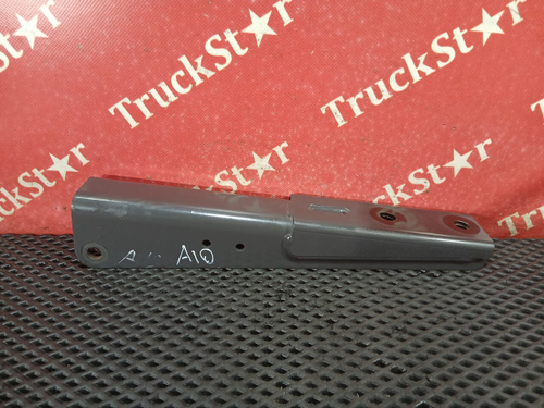 Кронштейн амортизатора кабины передний