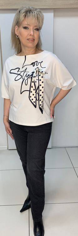 Темно-серые джинсы cо стразами по лицевой стороне