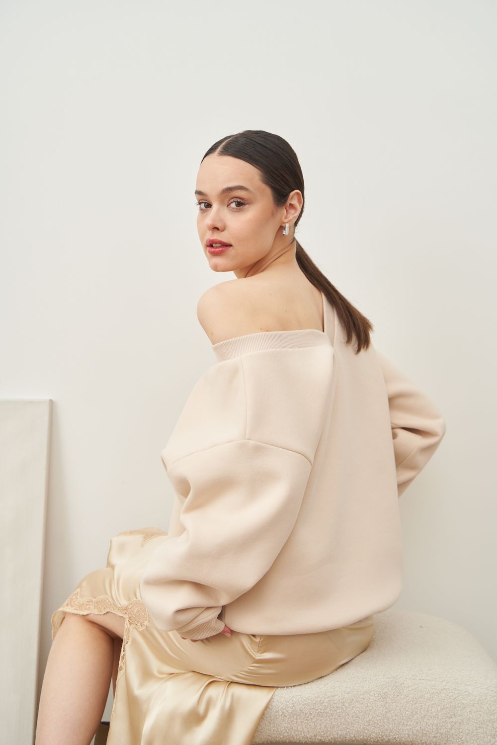 СВИТШОТ С V-ВЫРЕЗОМ КРЕМ-БРЮЛЕ