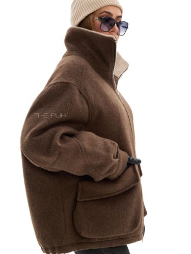 Шоколадная куртка с накладными карманами