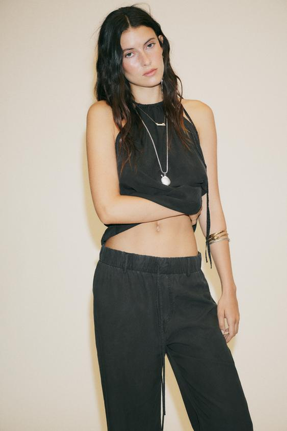 ZARA УКОРОЧЕННЫЕ БРЮКИ ИЗ СТРУЯЩЕЙСЯ ТКАНИ, ЧЕРНЫЙ