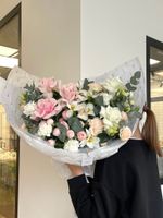 Букет сборный из кустовых пионовидных роз, эвкалипта и одноголовых роз