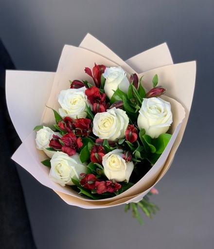 Букет цветов Альстромерия с белыми розами S