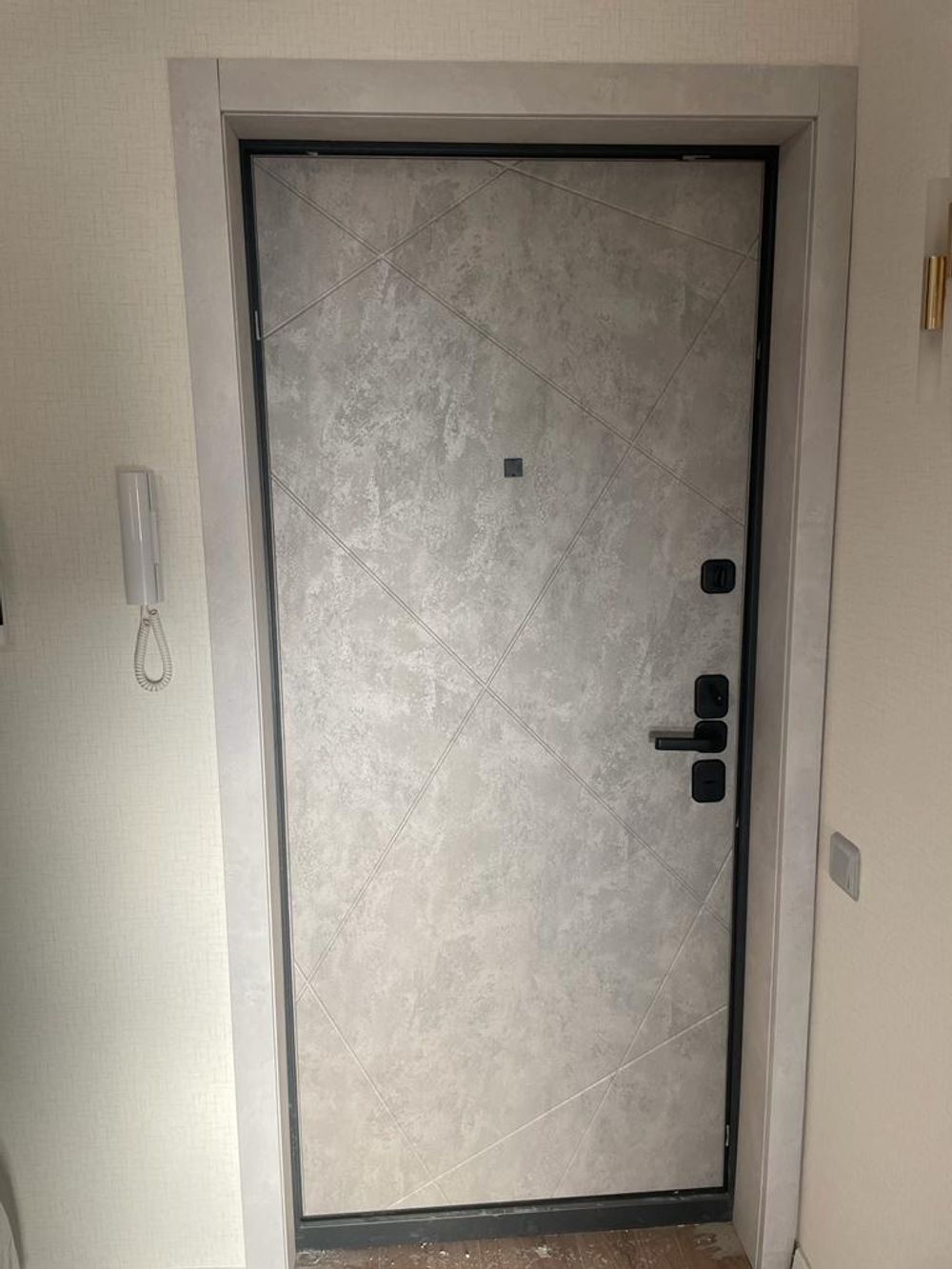 Дверь входная Лабиринт ACUSTIC  24 Бетон светлый металлическая