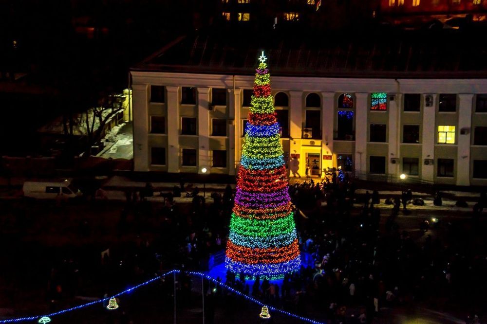 Светодинамическая елка каркасная-узкая с встроенной гирляндой "Евро-2" 19 м