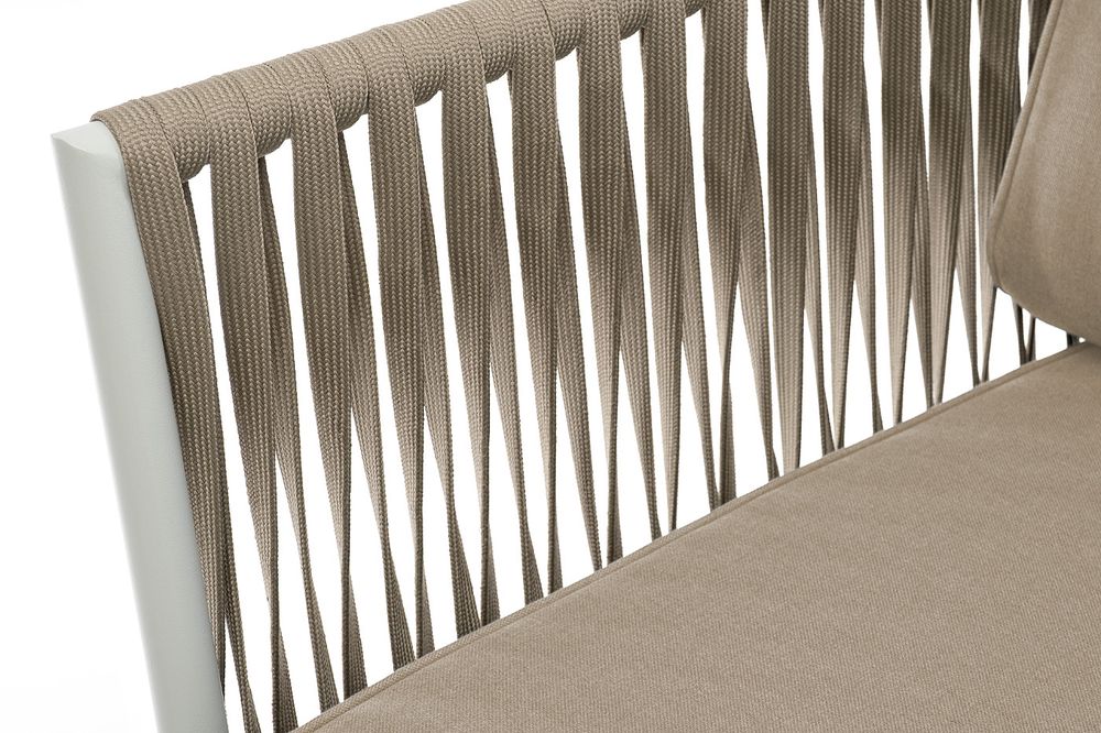 "Касабланка" кресло плетеное из роупа, основание дуб, каркас алюминий светло-серый (RAL7035) муар, роуп серо-коричневый 23мм, ткань бежевая 15052