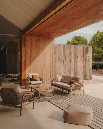 Комплект Vellana: 3-местный диван, 2 кресла и журнальный столик из 100% массива акации La Forma 