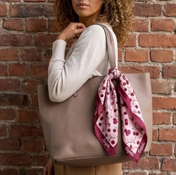 Шейный платок «Карельская морошка», 70×70 см