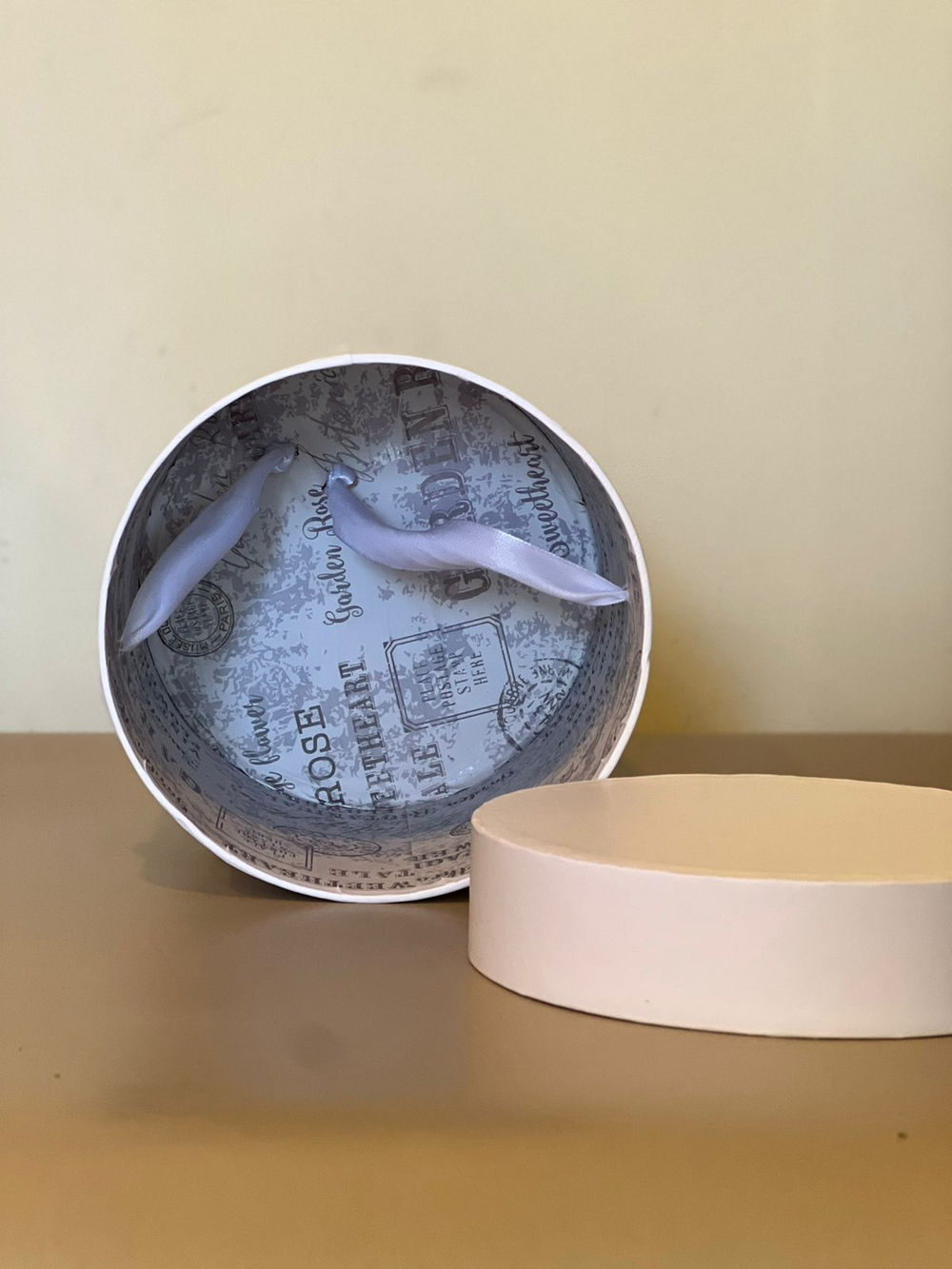 Шляпная коробка эконом 14 см . Цвет; Белый . Розница 350 рублей .