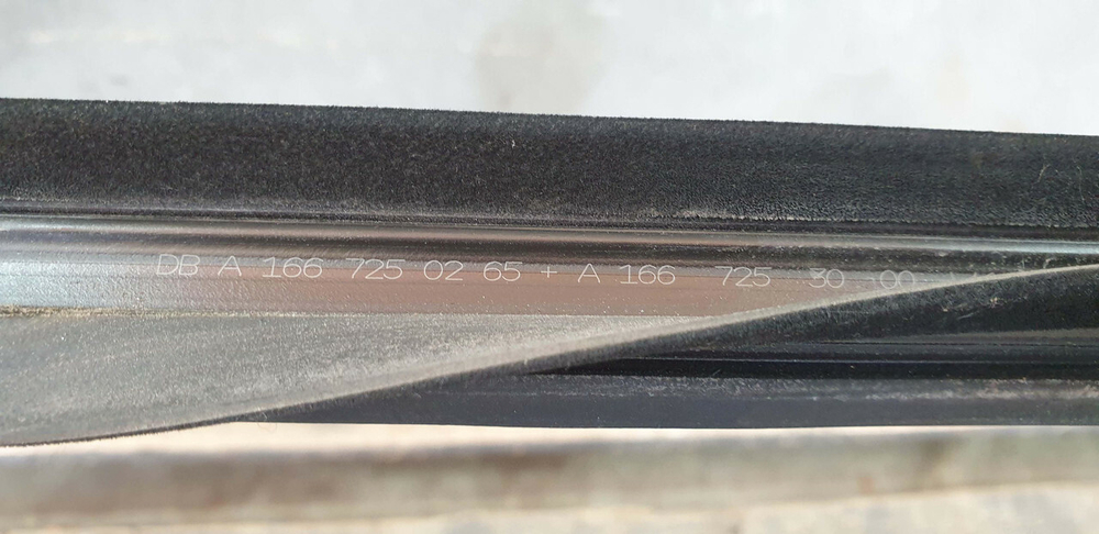 Молдинг двери передней правой GL GLS (X166)  Б/У Оригинал A1667253000