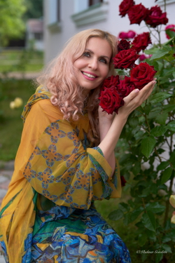 Полупрозрачное платье-туника с капюшоном «Ирисы», принт по мотивам картины Ван Гога "Ваза с ирисами на жёлтом фоне"