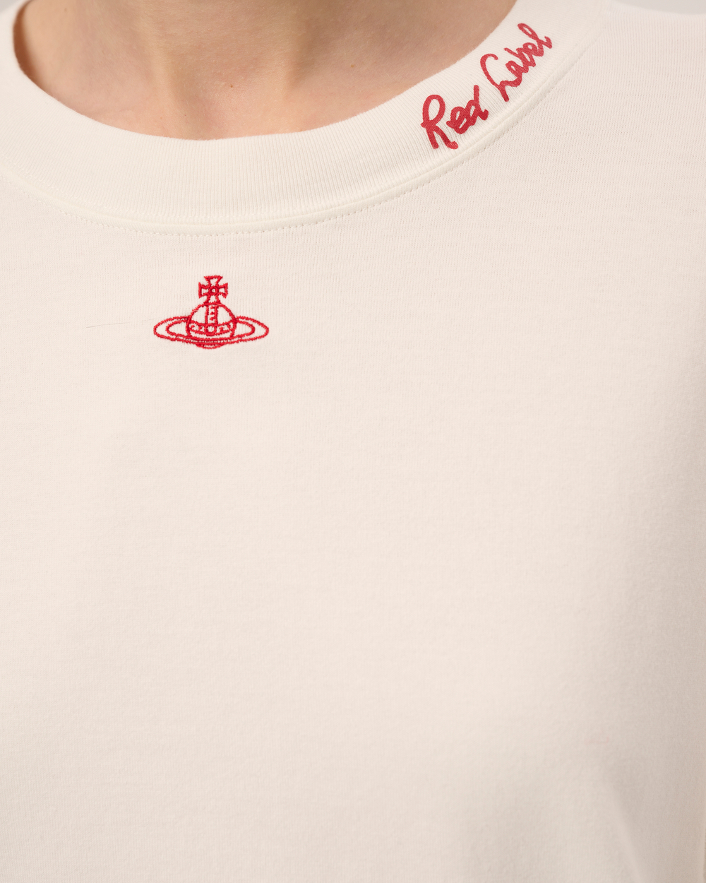 VIVIENNE WESTWOOD RED LABEL ЛОНГСЛИВ БЕЛЫЙ С ВЫШИВКОЙ В ВИДЕ ЛОГОТИПА БРЕНДА