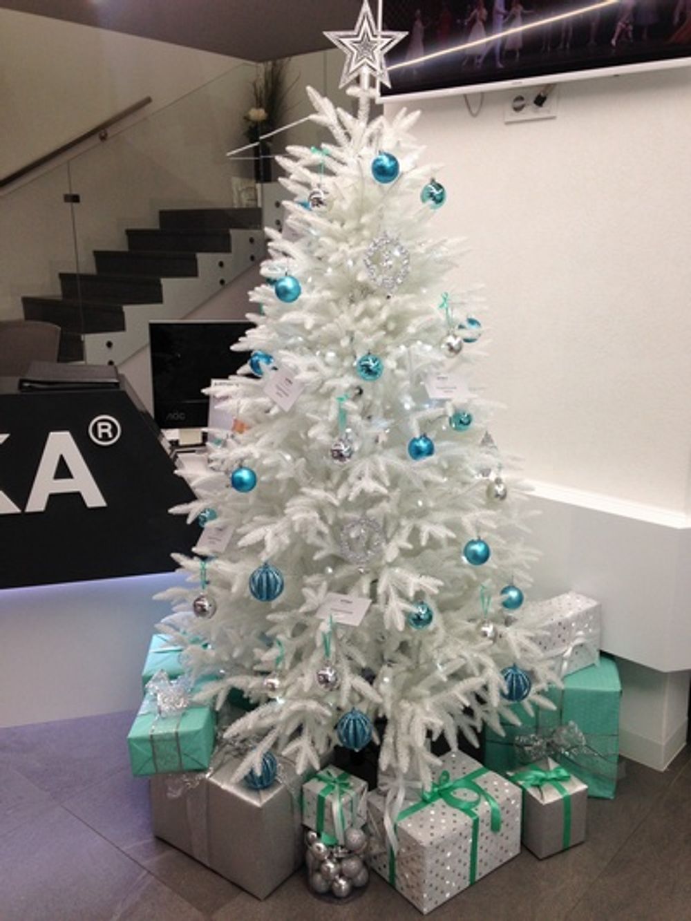 Искусственная ель «Изумрудная Белая» (Литая хвоя) 215 см / 2,15 м