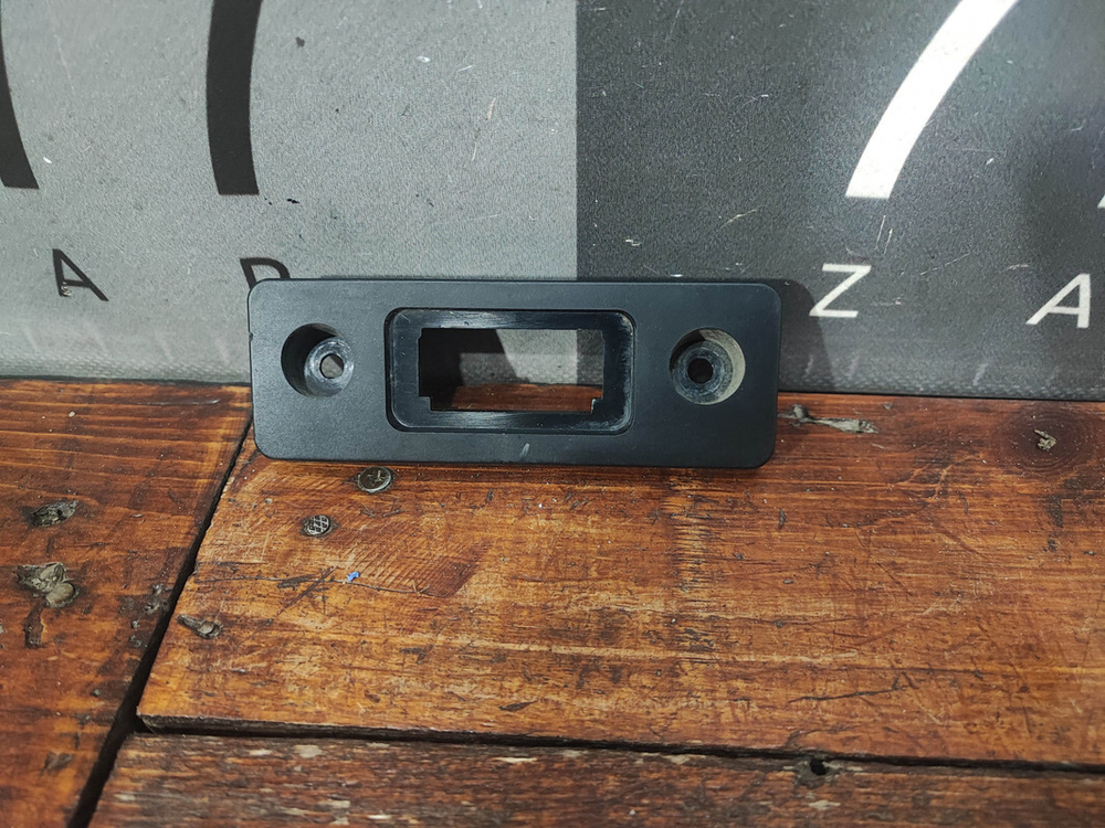 Кронштейн кнопки открывания багажника JAC J7 20-нв Б/У Оригинал 3750311U7300