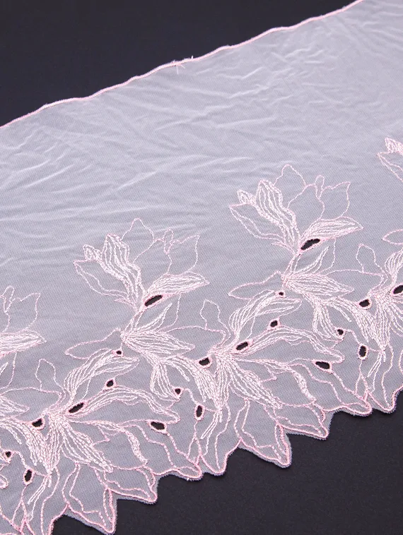 05-101 Вышивка на неэл. сетке 25 см, айвори/лотос (правая)