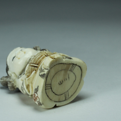 Нэцкэ Девушка с корзиной еды