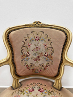 Старинное кресло с гобеленовой обивкой