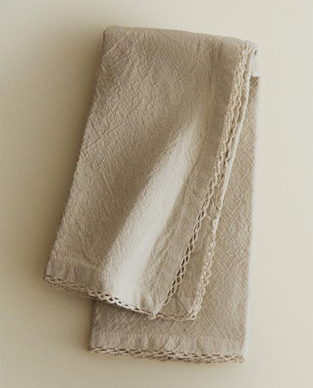 ZARA HOME НАБОР САЛФЕТОК С КРУЖЕВОМ (2 ШТ.), СЕРЫЙ