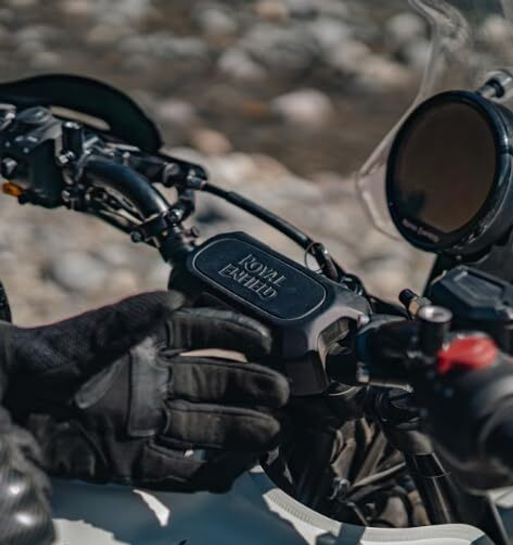 Накладка на руль Royal Enfield Black Rally Handlebar Pad Himalayan 450 KXA00402