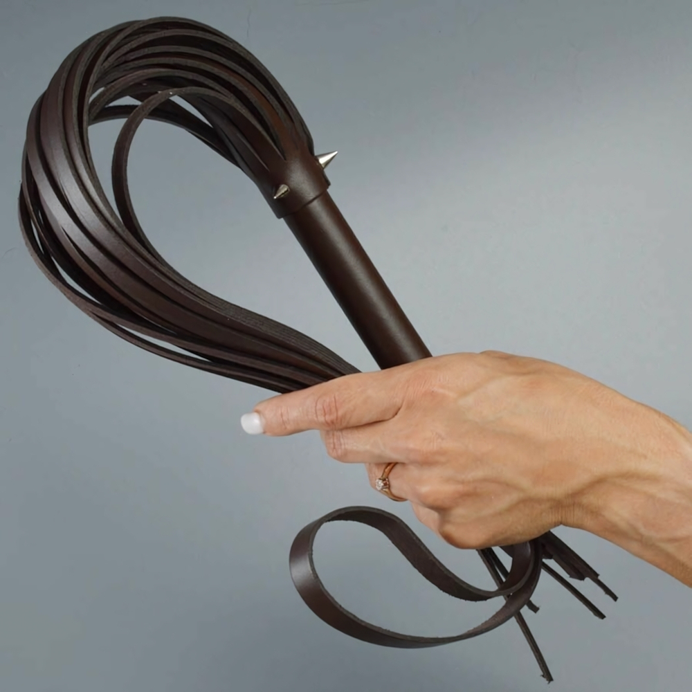 Коричневая кожаная плеть с шипами - 55 см. (Цвет: коричневый)