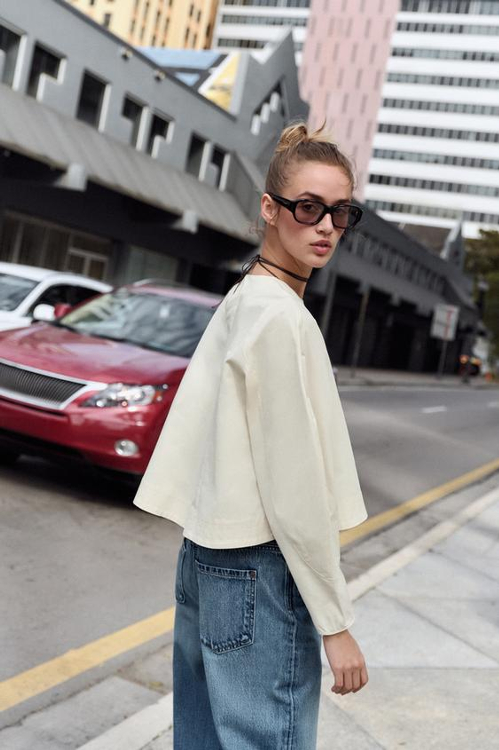 ZARA УКОРОЧЕННЫЙ ТОП С ОБЪЕМНЫМИ РУКАВАМИ, ЭКРЮ