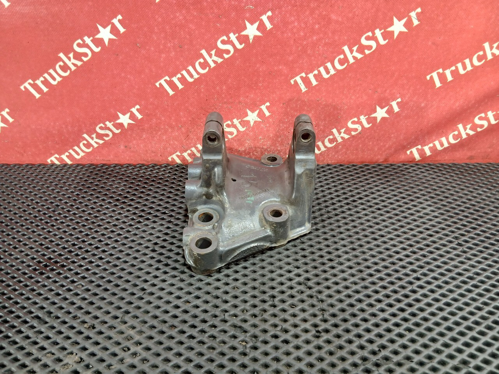 Кронштейн передней рессоры правый