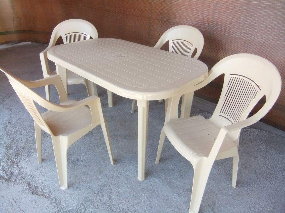 Комплект пластиковой мебели (стол овальный «Новара» + 4 кресла «Элегант»)