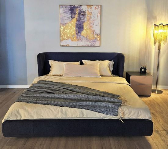 Двуспальная кровать с широким изголовьем Reeves