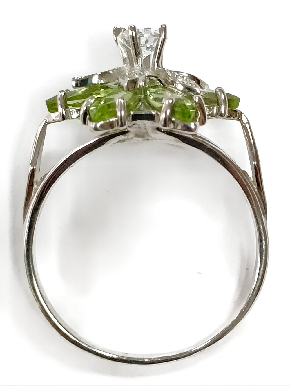 Ювелирное кольцо из серебра 925 пробы,вставка хризолит,фианиты,размер 19.5