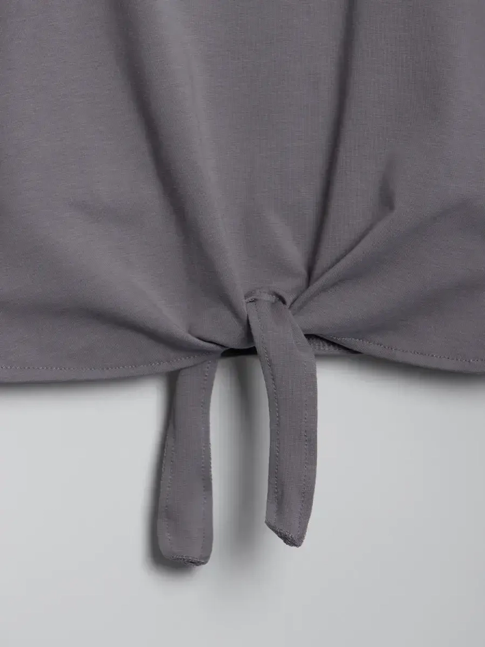 Серый костюм для девочки на лето