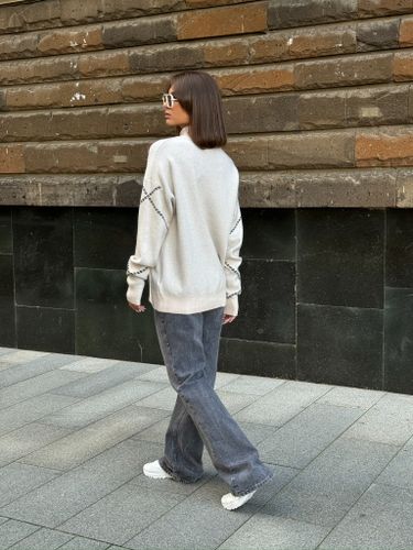 Бежевый свитер с узором на рукавах