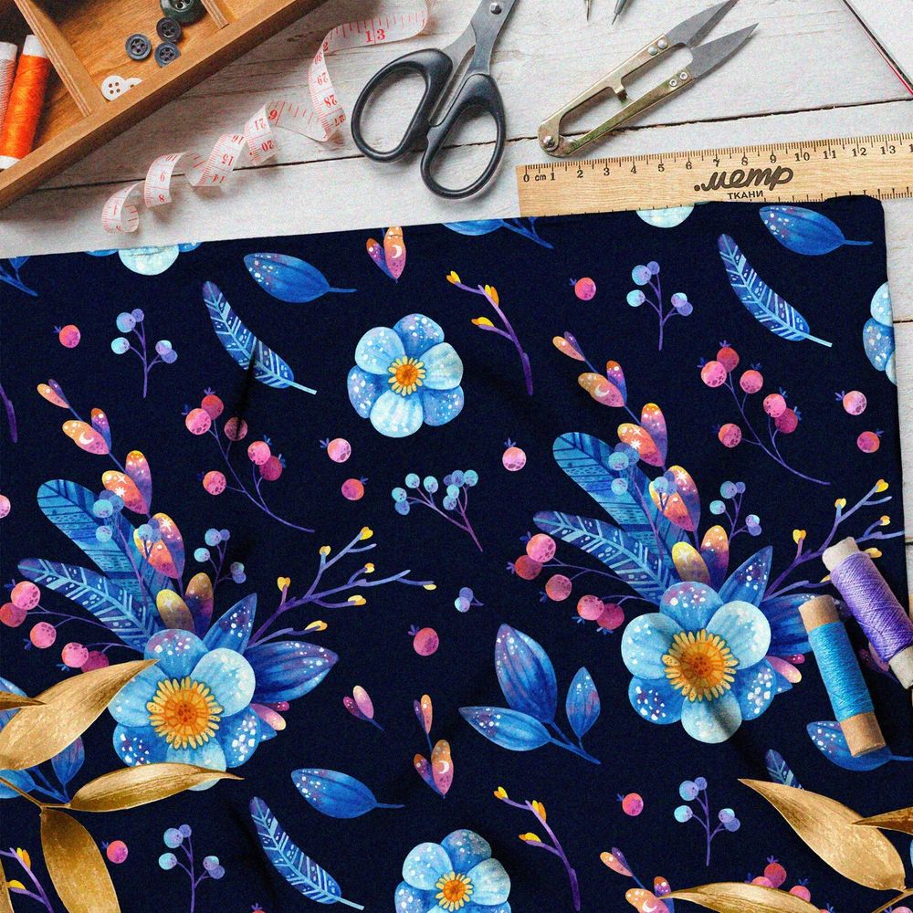 Ткань блэкаут крупные цветы и перья с брусникой на чёрном фоне