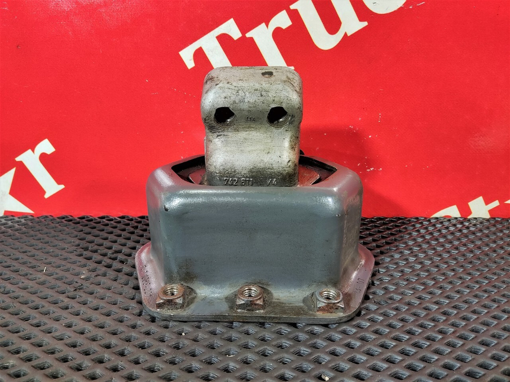 Подушка двигателя задняя