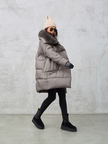 Удлиненный женский пуховик с меховым воротником цвета хаки