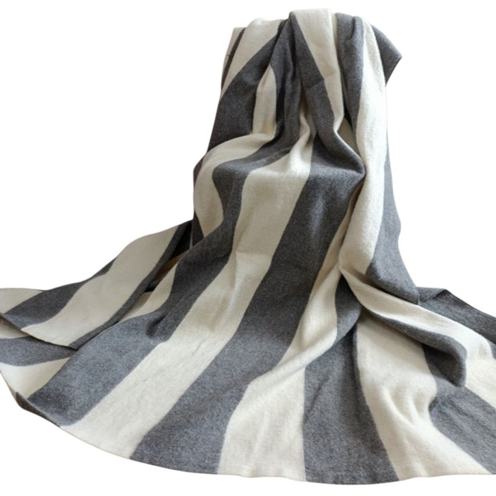 Одеяло полушерстяное "ВЛ. БЕЛО-СЕРАЯ ПОЛОСА" 70% шерсти, плотность 450 г/м2, Россия. Одеяло полушерстяное "ВЛ. БЕЛО-СЕРАЯ ПОЛОСА" 70% шерсти, плотность 450 г/м2, Россия.