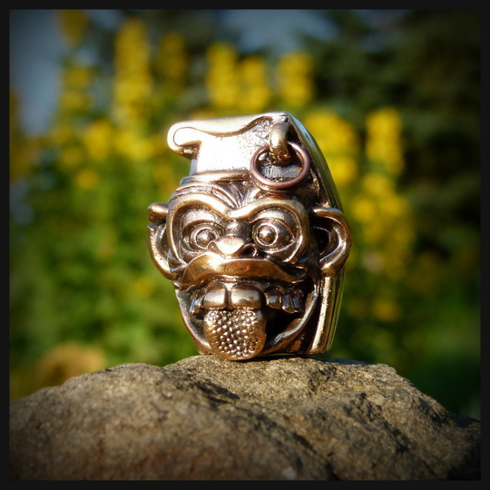 Темлячная бусина "Обезьяна с гранатой" бронза