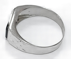 Ювелирное кольцо из серебра с ониксом