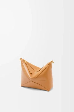 Loewe Сумочка-клатч Puzzle Fold из блестящей телячьей кожи наппа, горчично-желтый
